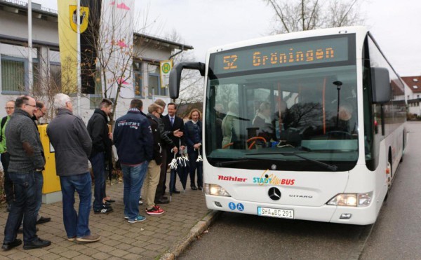 Alle einsteigen, bitte! B�rgermeister Kurt Wackler und Kreisverkehr-Gesch�ftsf�hrerin Ingrid K�hnel (links neben dem Bus) bei der Er�ffnungsfahrt.
